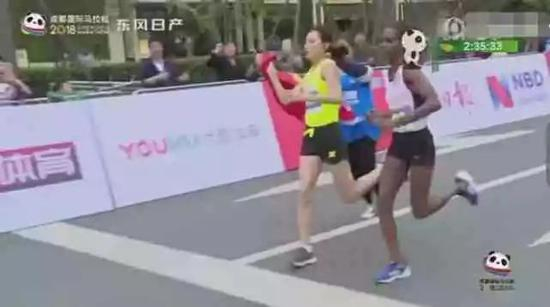  今年成都马拉松也出现类似一幕