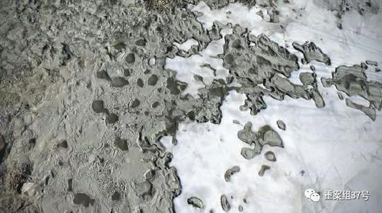 　　当地的摩楞河受到尾矿污染，结冰的河水和受污染的河床形成鲜明的颜色对比。&nbsp;新京报记者 游天燚 摄