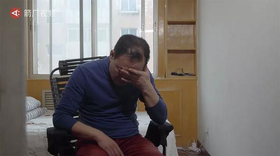 回忆起父亲去世，范三忍不住抹泪