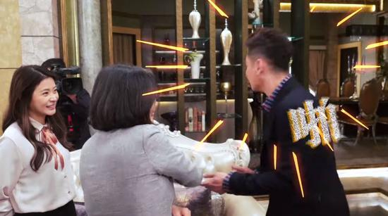  蔡英文发布的视频中出现练习打耳光情形（Facebook截图）