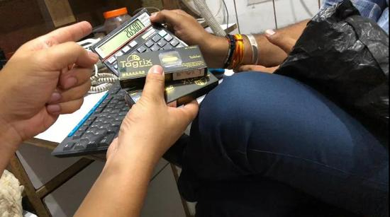 在印度药品市场出现的涉假孟加拉版奥希替尼（黑盒9291）。新京报记者 游天燚 摄