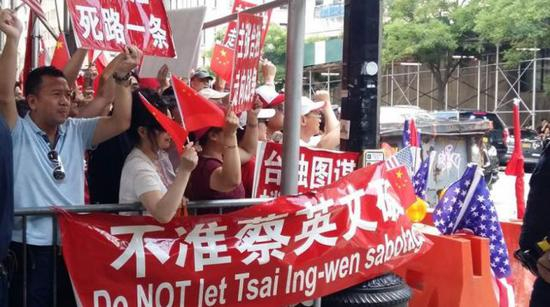 　　近日，蔡英文“过境”纽约，在美国招致大量抗议，有人拿“不准蔡英文破坏中美关系”等标语（来源：台湾《工商时报》）