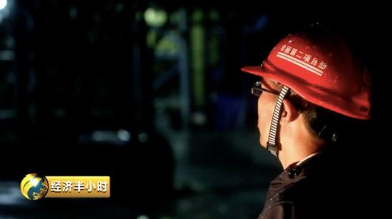  等雨停的测量人员