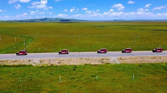 总台车队在日干乔大沼泽旁行进