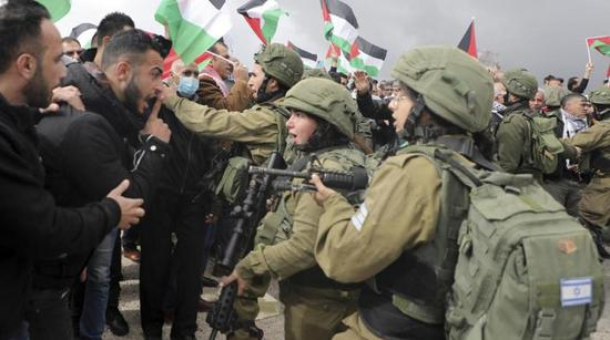  1月29日，巴勒斯坦民众在约旦河西岸抗议特朗普的和平方案 图自：法新社