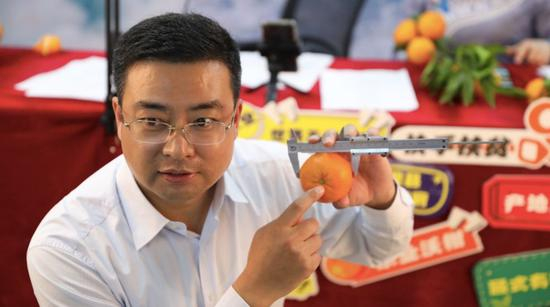  曹文飞在直播时推介农产品