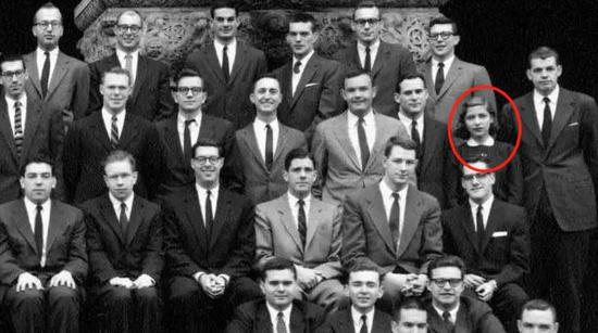 ·20世纪50年代，哈佛大学法学院合影中，金斯伯格是唯一一位女性。&nbsp;