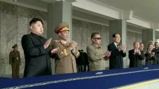  ·金正恩（前排左一），金正日（前排左三）