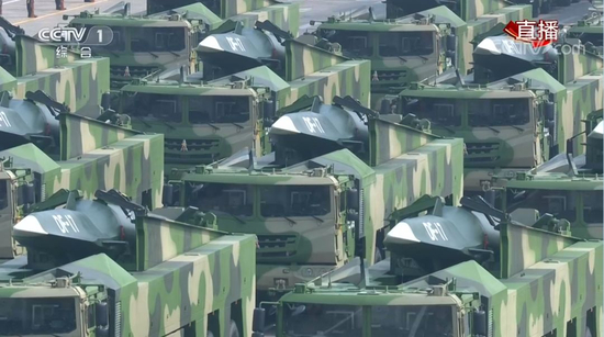 东风-17常规导弹方队 截图来源：央视