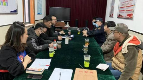 图说：街道与居民会谈。