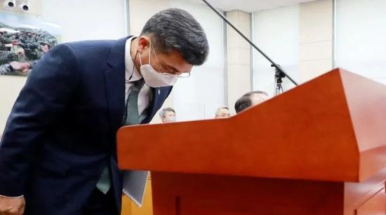 &nbsp;·韩国国防部长官徐旭事后向公众道歉。