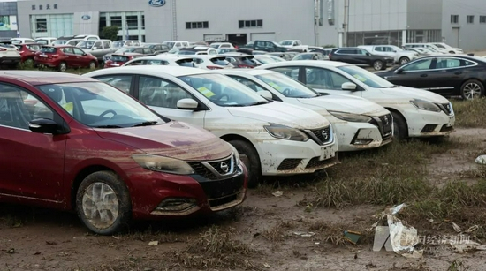  △多辆被水浸泡的新车