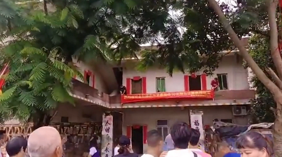  全红婵家门口围满了前来打卡的网、亲戚 图源：视频截图