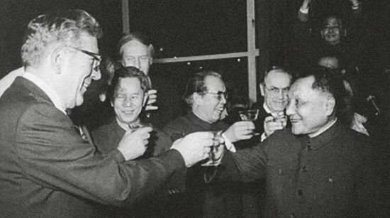  ·1979年1月1日，时任国务院副总理的邓小平同美国驻中国联络处主任伍德科克祝酒，庆祝中美建立外交关系。