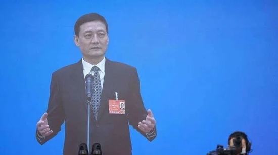 ·肖亚庆在2022年两会“部长通道”上回答问题。
