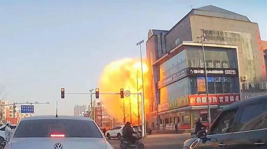 爆燃现场附近场景。网络视频截图