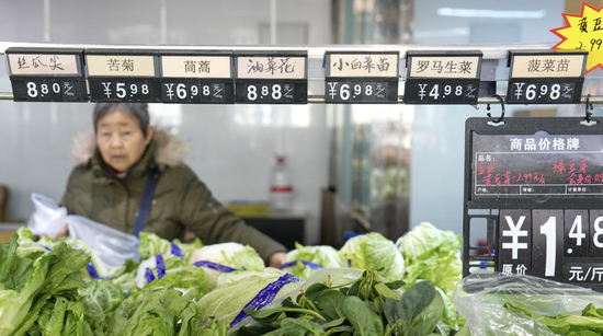 2月10日，在北京新街口街道玉桃园百姓生活服务中心，一位老年居民在选购商品，商品的标签采用了加大号字体，方便居民选购。