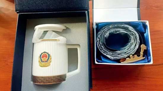 高晓丽称，张宏金曾送给高军军一套带有警徽图案的水杯和腰带，高军军收到后，以为张跟警方关系也非常不一般，对其“中央纪委退休干部”的身份更加深信不疑。图/受访者提供