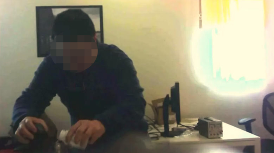 ▲戴维•徐被拍到往同事袁蓉的水瓶中加入有毒物质