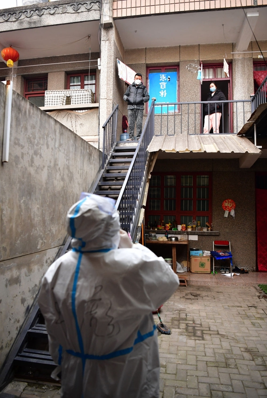 1月5日，在西安市长安区郭杜街道周家庄村一户住户内，陕西省医疗保障局副局长、周家庄村疫情防控总指挥王彪（下）在了解住户生活情况。新华社记者 邵瑞 摄