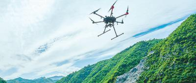 在陕西省汉中市，无人机驾驶员操控多旋翼无人机，借助北斗卫星导航系统对Ⅰ级防洪点危岩山体进行视频和图片数据采集。杨静龙摄（人民图片）