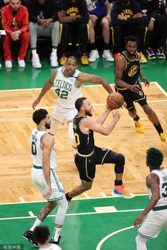  库里在比赛中突破。