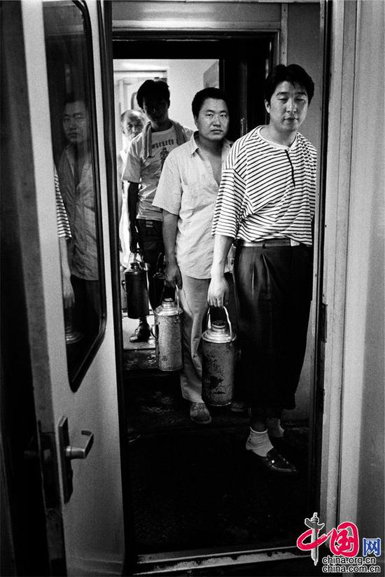 1991年，哈尔滨——上海。打开水的人们。王福春摄影