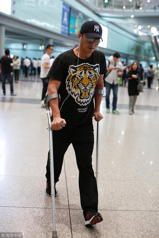 　　2017年9月21日，北京，吴京手拄拐杖回京。&nbsp; @视觉中国