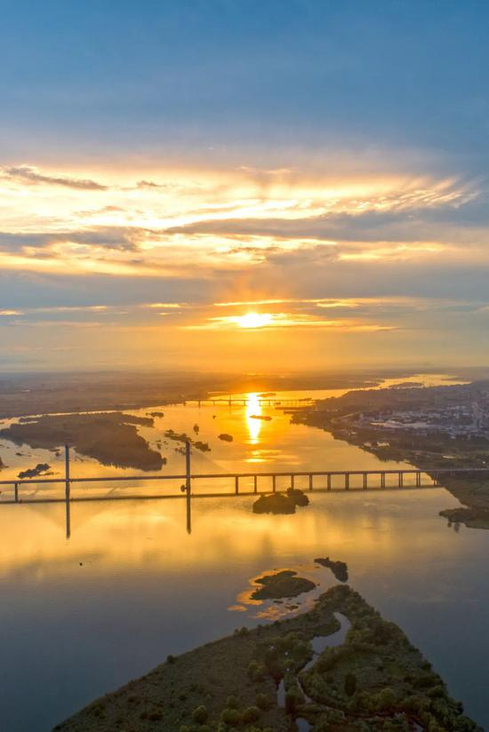  ▲ 夕照流苏的汉江。图/视觉中国