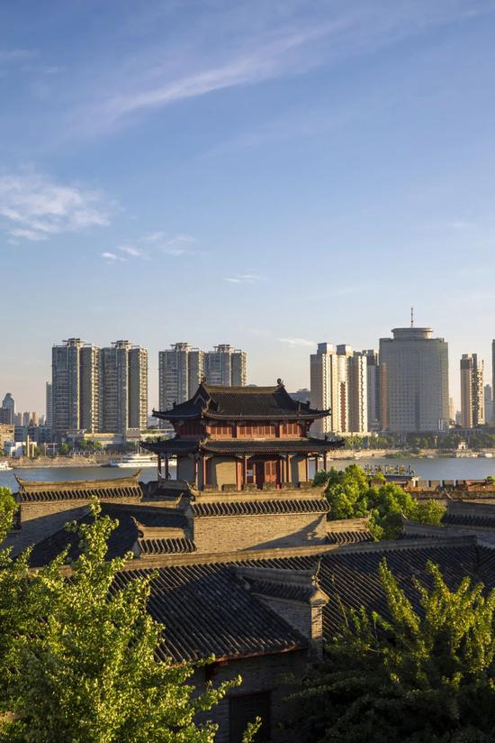 ▲ 现代与古典结合，形成了襄阳独特的气质。图/视觉中国