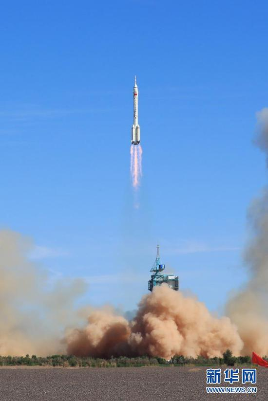 　　2021年6月17日9时22分，搭载神舟十二号载人飞船的长征二号F遥十二运载火箭，在酒泉卫星发射中心准时点火发射，约573秒后，神舟十二号载人飞船与火箭成功分离，进入预定轨道，顺利将聂海胜、刘伯明、汤洪波3名航天员送入太空，飞行乘组状态良好，发射取得圆满成功。新华社记者 琚振华 摄