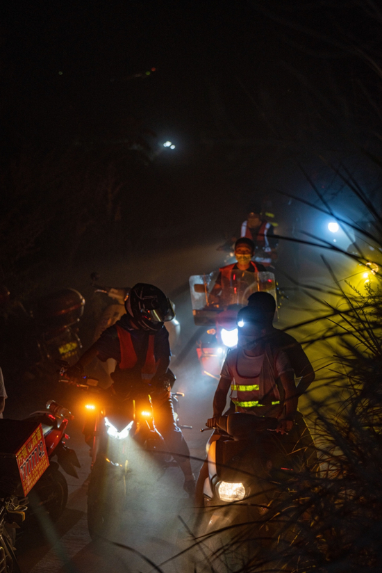 图说： 　　8月26日凌晨，“摩托大军”志愿者向山顶运送人员与物资。新华社记者 朱高祥 摄