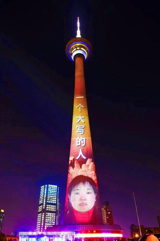 ▲ 2024年6月28日晚，天津，天塔点亮灯光纪念胡友平。（视觉中国 / 图）