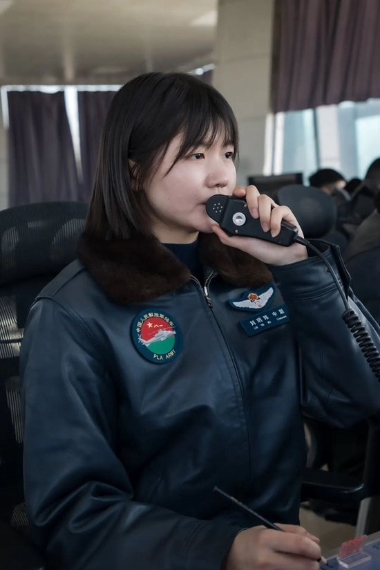 陆军首批自主培养的女飞行员刘玥玮，有了新身份！
