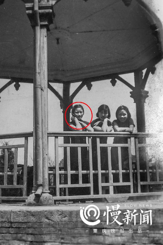 1937年，王德懿（左一）在上海交大八角亭留影。