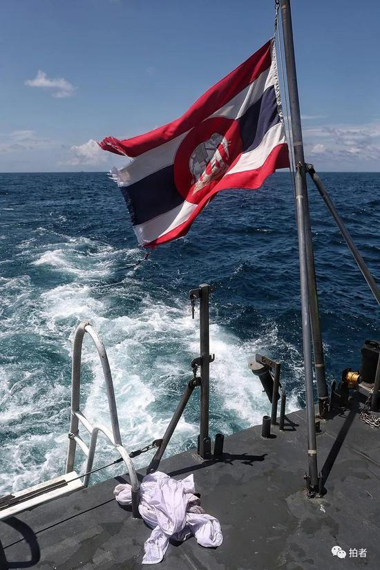 △ 用于包扎遇难者遗体包裹的白布放在船边，上面还有血渍。