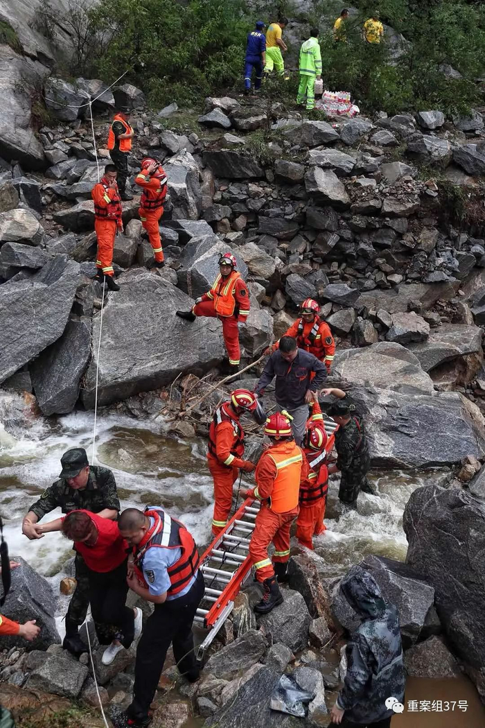 ▲今日下午，救援人员在密云营救被困游客。图/新京报记者彭子洋 摄
