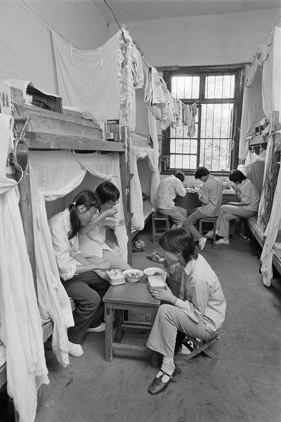 △ 1984年，苏州，宿舍里，几名女生正在用餐。