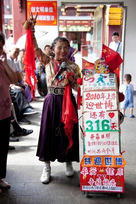 △ 2009年，上海，上海世博会前的宣传活动，上海世博会是北京奥运后中国最大的国际盛事。