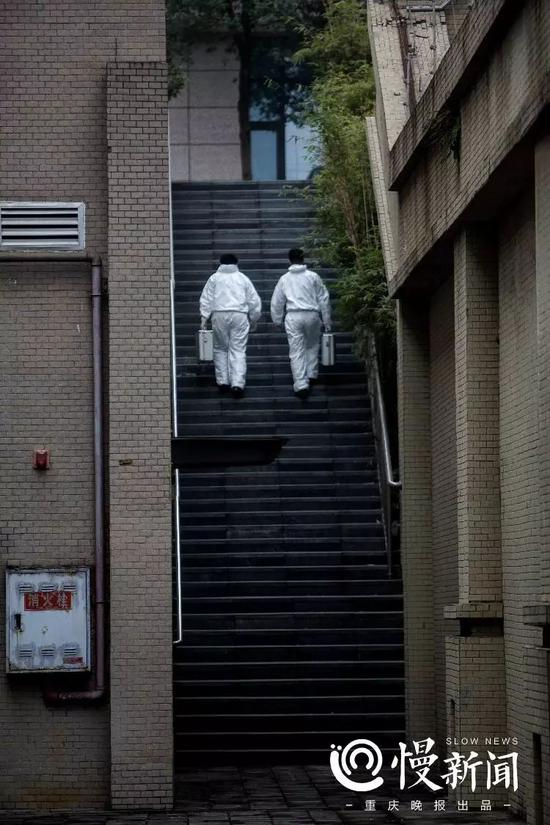  ▲实验室在地下一层，有一坡长长的通道，结束工作的法医，出来的时候都要深深换一口气。