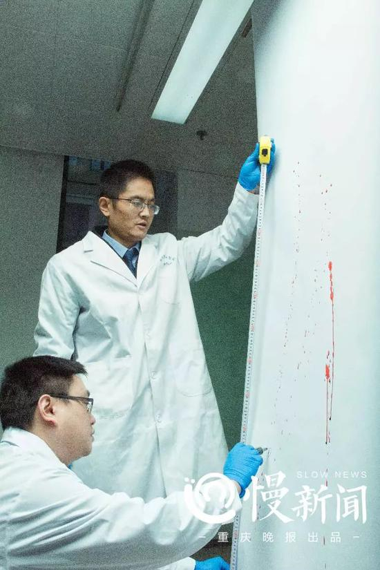  ▲李卡纳（左）和闫伟在做血迹实验