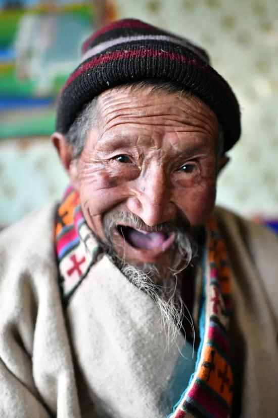 巴珠老人肖像。新华社记者 李鑫 摄