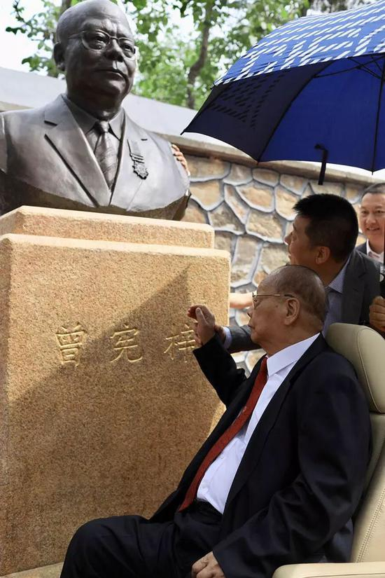 曾宪梓先生触摸自己的雕像。新京报记者 浦峰&nbsp;摄