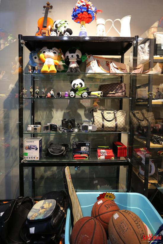  ↑店内出售的较贵重的闲置物品，锁在玻璃柜里。