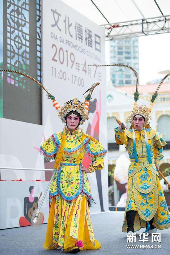 演员在首届文化传播日活动上表演粤剧