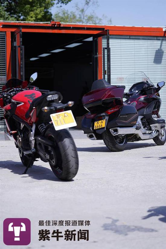 停在车行待售的上牌摩托车