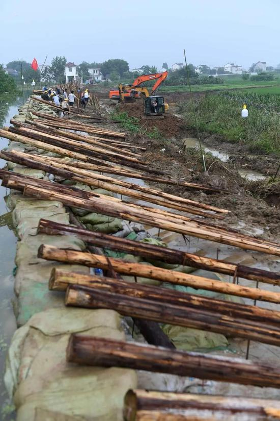  7月20日，巢湖市中垾小联圩西埂出现几处滑坡险情，中垾镇立即组织人员和机械对圩埂采取打桩加固、加高堤。