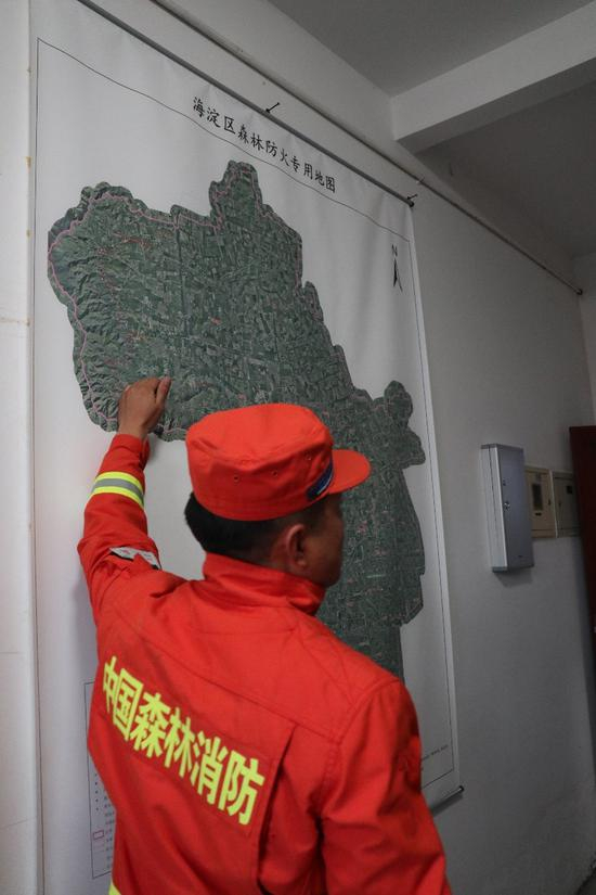 宋博介绍海淀区森林防火情况（王晗/摄）