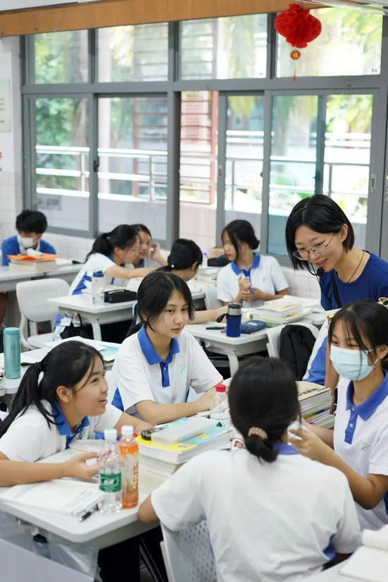 职校的教学管理中，班主任要负责管理好学生，及时与他们沟通和交流（刘有志 摄）