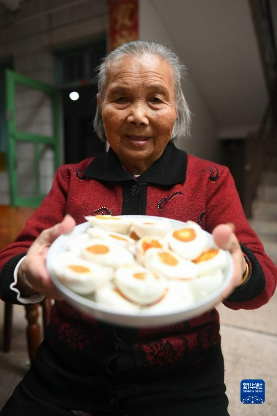 江西瑞金市壬田镇凤岗村，廖秀英展示腌制好的咸鸭蛋（2016年11月16日摄）。新华社记者 周密 摄